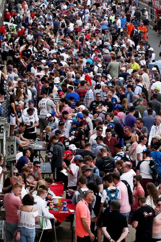Pitwalk and autograph session | Jakob Ebrey Photography