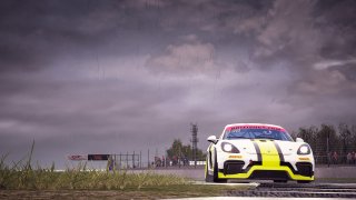 R4 Silverstone 37 Jack McIntyre Porsche 718 Cayman GT4 Zansho Rocket Simsport | Xynamic Automotive Photography