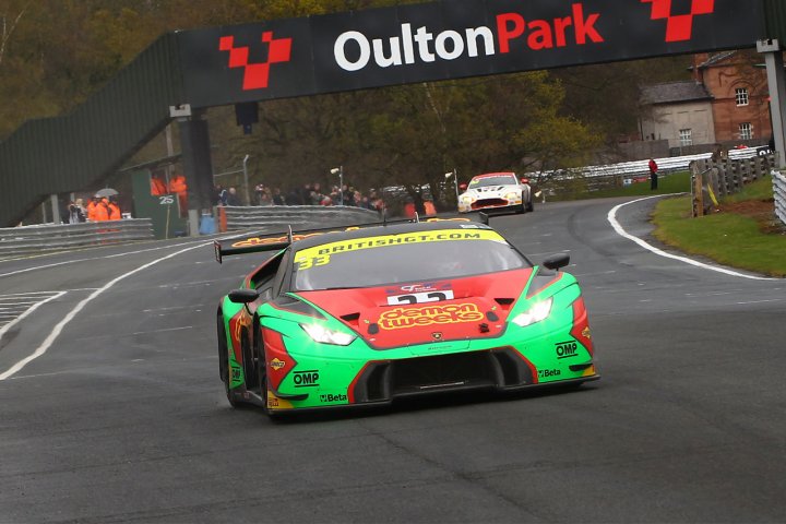 Race 1: Minshaw and Keen lead Barwell 1-2 at Oulton as track-club's Balon and Mackay claim GT4 spoils