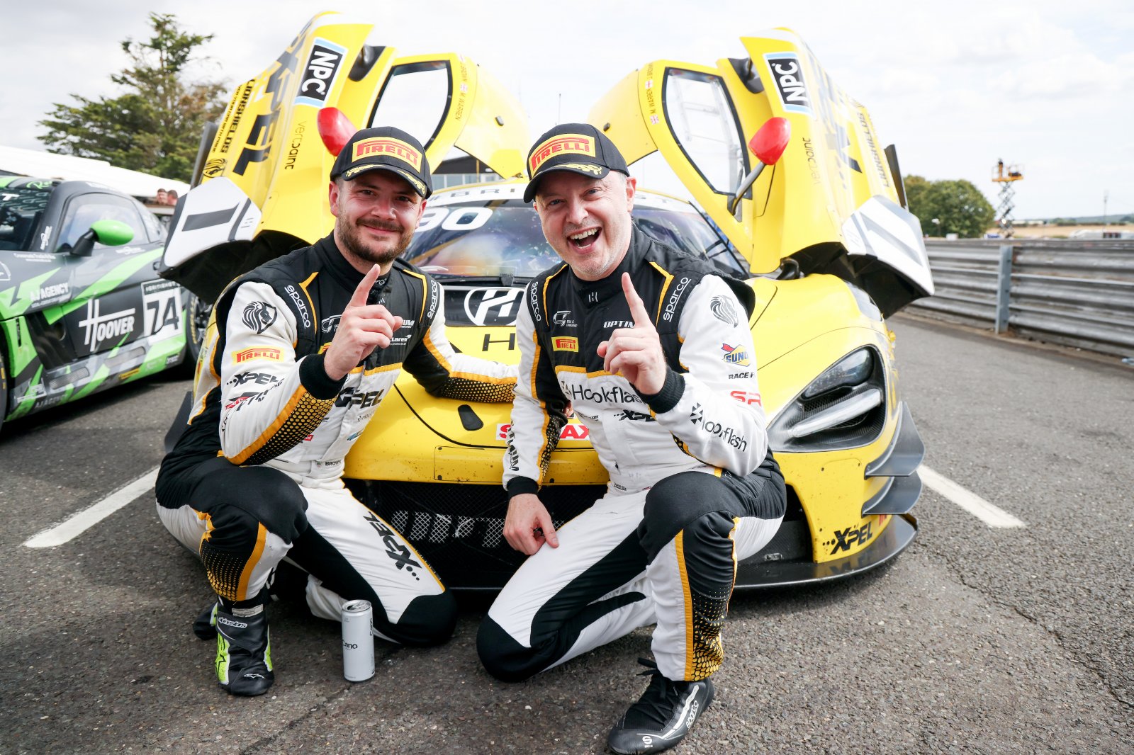 Snetterton Race 1: Optimum&rsquo;s Warren/Brown resist Barwell for maiden GT3 wins