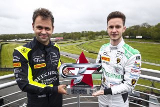 Sandy Mitchell - Barwell Motorsport Lamborghini Huracan GT3 Evo receives the Allan Simonsen Trophy from Jonny Adam - Aston Martin Racing Aston Martin Vantage AMR GT3
 | Jakob Ebrey