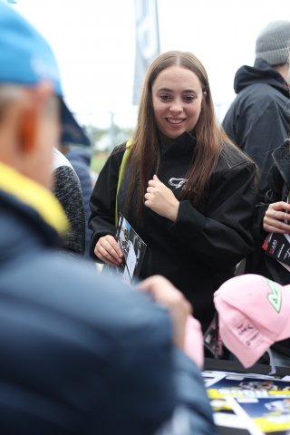 Fans at Autograph Session
 | SRO / JEP