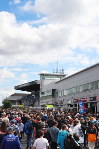 Fans at the Pitwalk
 | SRO / JEP