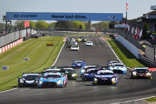 Start of the Race - #42 - Charles Dawson / Kiern Jewiss - 2 Seas Motorsport Mercedes-AMG GT3 Evo leads
 | SRO / JEP