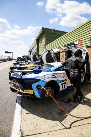 #17 - Harry George / Luca Hopkinson - Optimum Motorsport McLaren Artura GT4
 | SRO / JEP