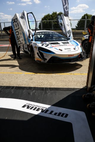 #17 - Harry George / Luca Hopkinson - Optimum Motorsport McLaren Artura GT4
 | SRO / JEP