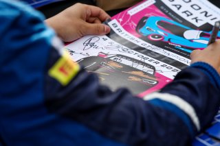 Autograph session in the paddock
 | SRO / JEP