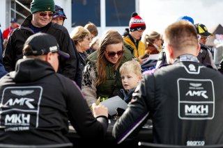 Autograph session in the paddock
 | SRO / JEP