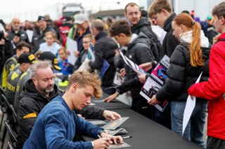 Autograph session in the paddock
 | SRO / JEP