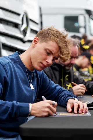 Autograph session in the paddock
 | JEP