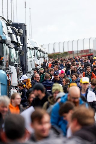 Autograph session in the paddock
 | JEP