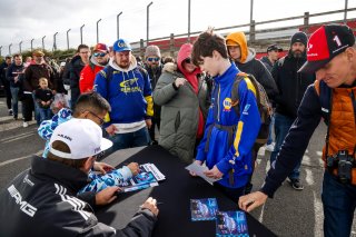 Autograph session in the paddock
 | SRO / JEP