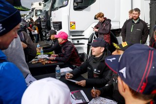 Autograph session in the paddock
 | SRO / JEP