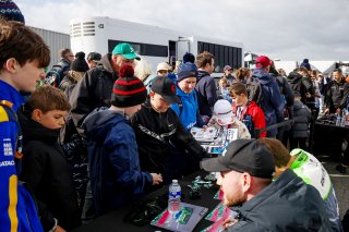 Autograph session in the paddock
 | SRO / JEP