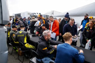 Autograph session in the paddock
 | SRO / JEP