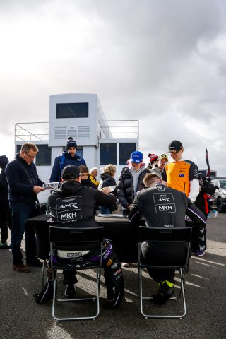Autograph session in the paddock
 | SRO / JEP