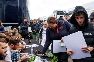 Autograph session in the paddock
 | SRO / JEP