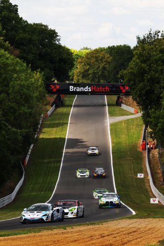 #17 - Harry George / Luca Hopkinson - Optimum Motorsport McLaren Artura GT4
 | SRO / JEP