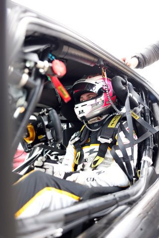 #59 - Luca Hopkinson - Optimum Motorsport - McLaren Artura GT4
 | JEP \ SRO