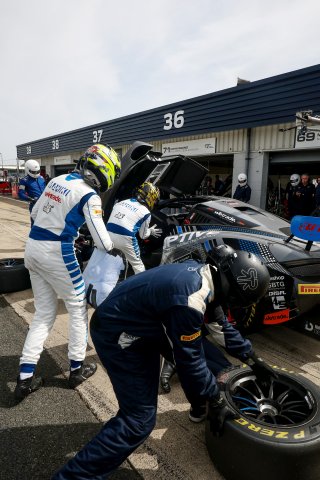 #69 - Steven Lake / Josh Rowledge - Mahiki Racing - McLaren 720S GT3 Evo | SRO / JEP