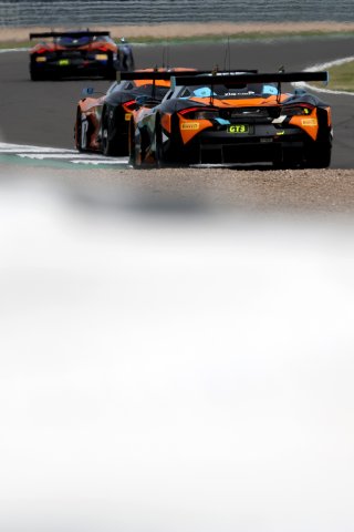#77 - Morgan Tillbrook / Ben Barnicoat - Optimum Motorsport - McLaren 720S GT3 Evo | SRO / JEP