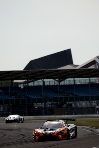 #77 - Morgan Tillbrook / Ben Barnicoat - Optimum Motorsport - McLaren 720S GT3 Evo | SRO / JEP