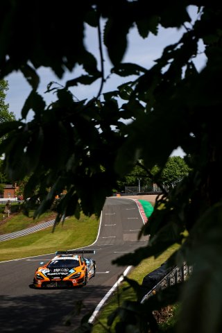 #77 - Morgan Tillbrook / Ben Barnicoat - Optimum Motorsport - McLaren 720S GT3 Evo
 | SRO / JEP