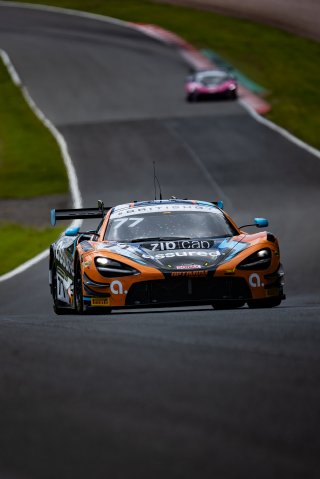 #77 - Morgan Tillbrook / Ben Barnicoat - Optimum Motorsport - McLaren 720S GT3 Evo | SRO / JEP