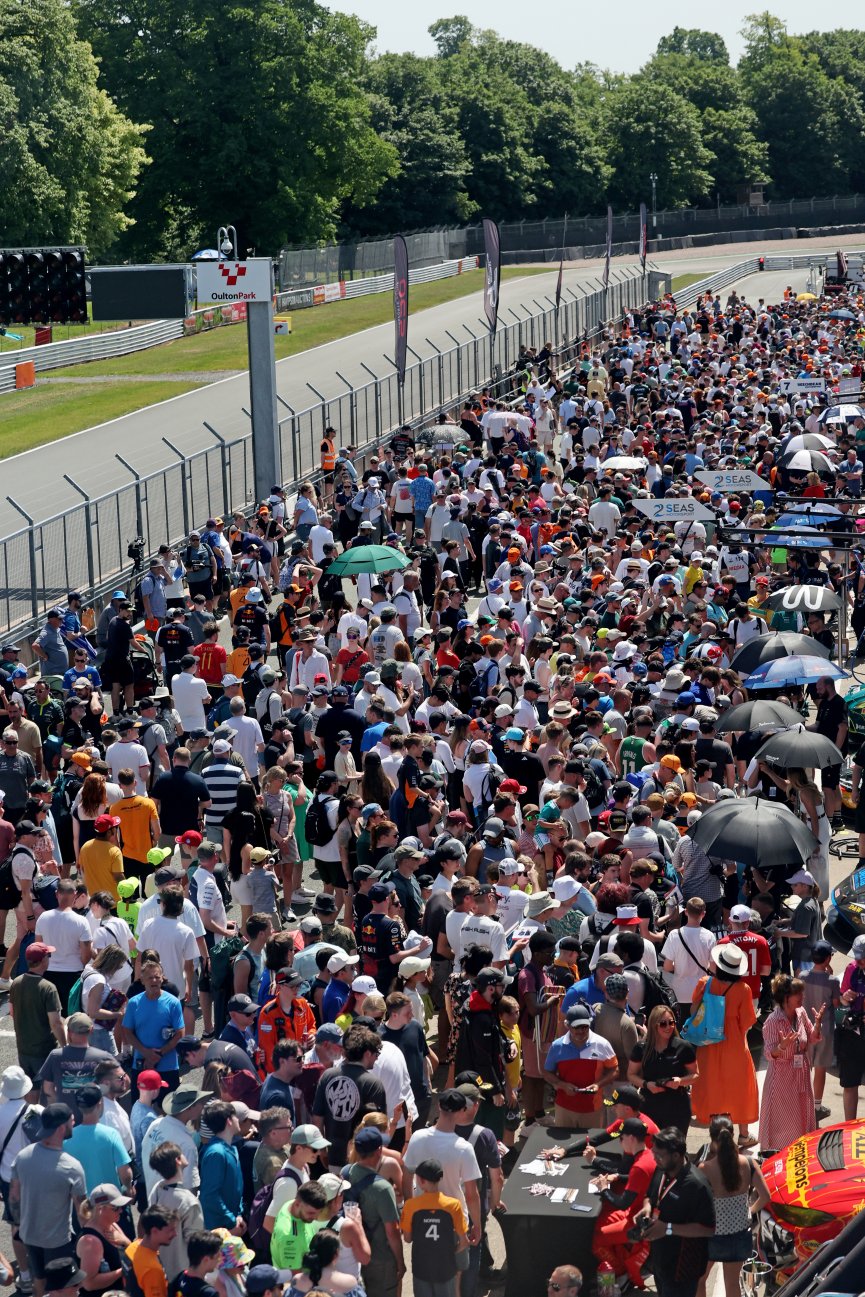 Pit walk and autograph session
