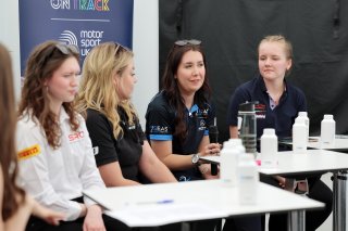 Girls on Track
 | SRO / JEP
