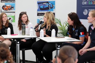 Girls on Track
 | SRO / JEP