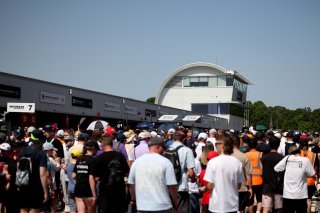 Pitwalk and autograph session | SRO / JEP