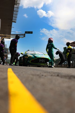 #21 - Will Orton / Jessica Hawkins - MK Racing - Aston Martin Vantage AMR GT4 Evo | SRO / JEP