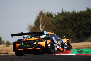 #77 - Morgan Tillbrook / Ben Barnicoat - Optimum Motorsport - McLaren 720S GT3 Evo | SRO / JEP