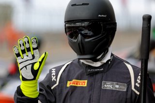 A mechanic in the pit lane | SRO / JEP