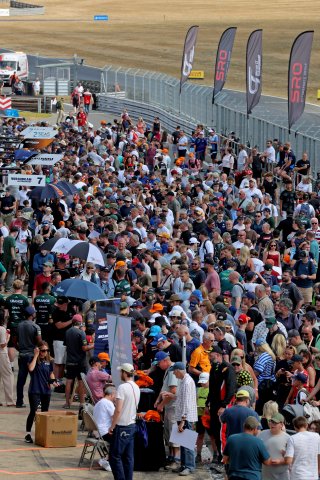 Pit walk and autograph session | SRO / JEP