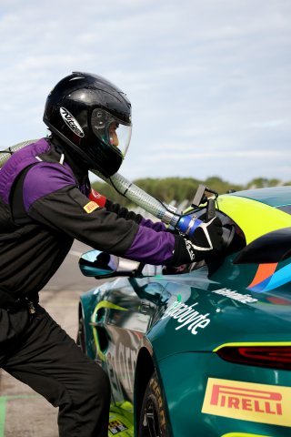 #21 - Will Orton / Jessica Hawkins - MK Racing - Aston Martin Vantage AMR GT4 Evo | SRO / JEP